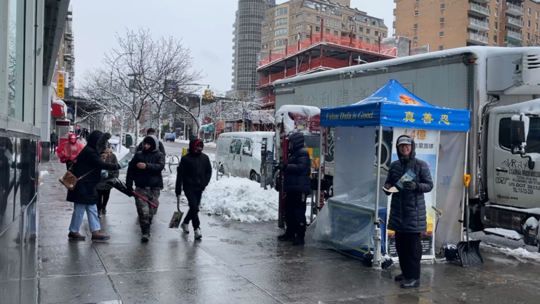 暴雪無阻  紐約法輪功學員寒風中傳遞真相