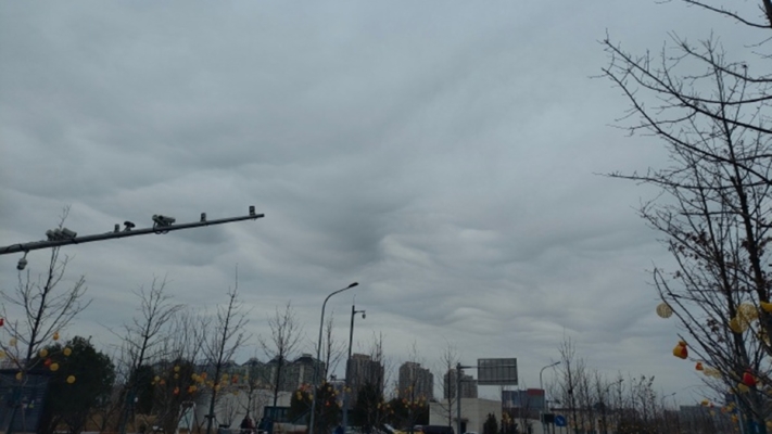 天有異象？北京罕見糙面雲 巨大雲層布滿立體波紋（視頻）