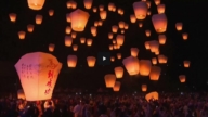 平溪天燈節點亮夜空 百盞天燈承載新年心願
