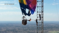 热气球撞上手机塔 消防员300米高空营救