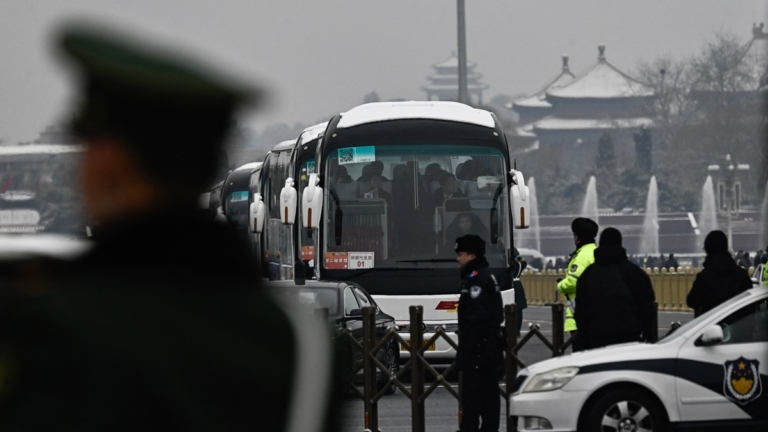 北京高度戒備 兩會代表入場黑衣人嚴密監控（組圖/視頻）