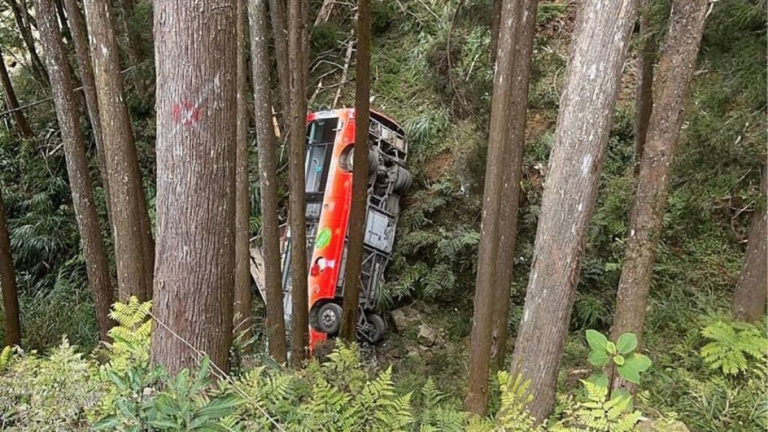 南投杉林溪遊園接駁車墜谷 1男不治6傷送醫