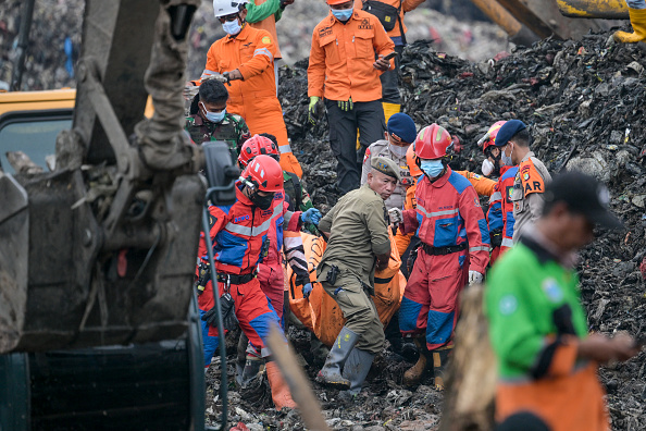 印尼最大垃圾山坍塌 卡車和食攤被埋釀4死5失蹤