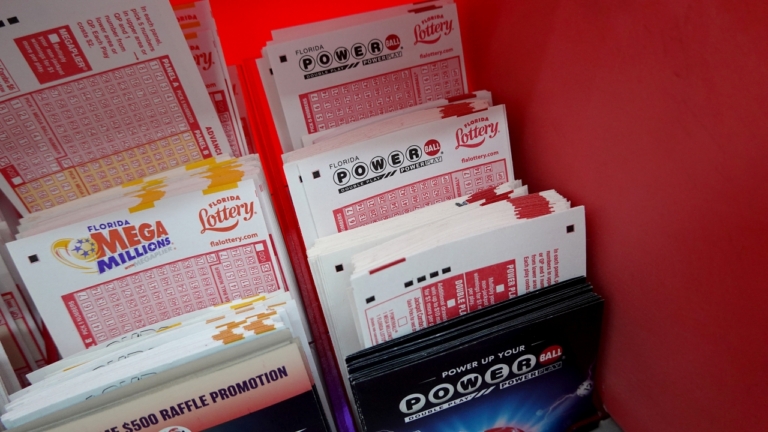 千萬大獎彩票落在櫃檯 經理悄悄據為己有遭起訴