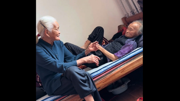 91歲女兒受委屈向113歲媽媽哭訴 影片爆紅（視頻）