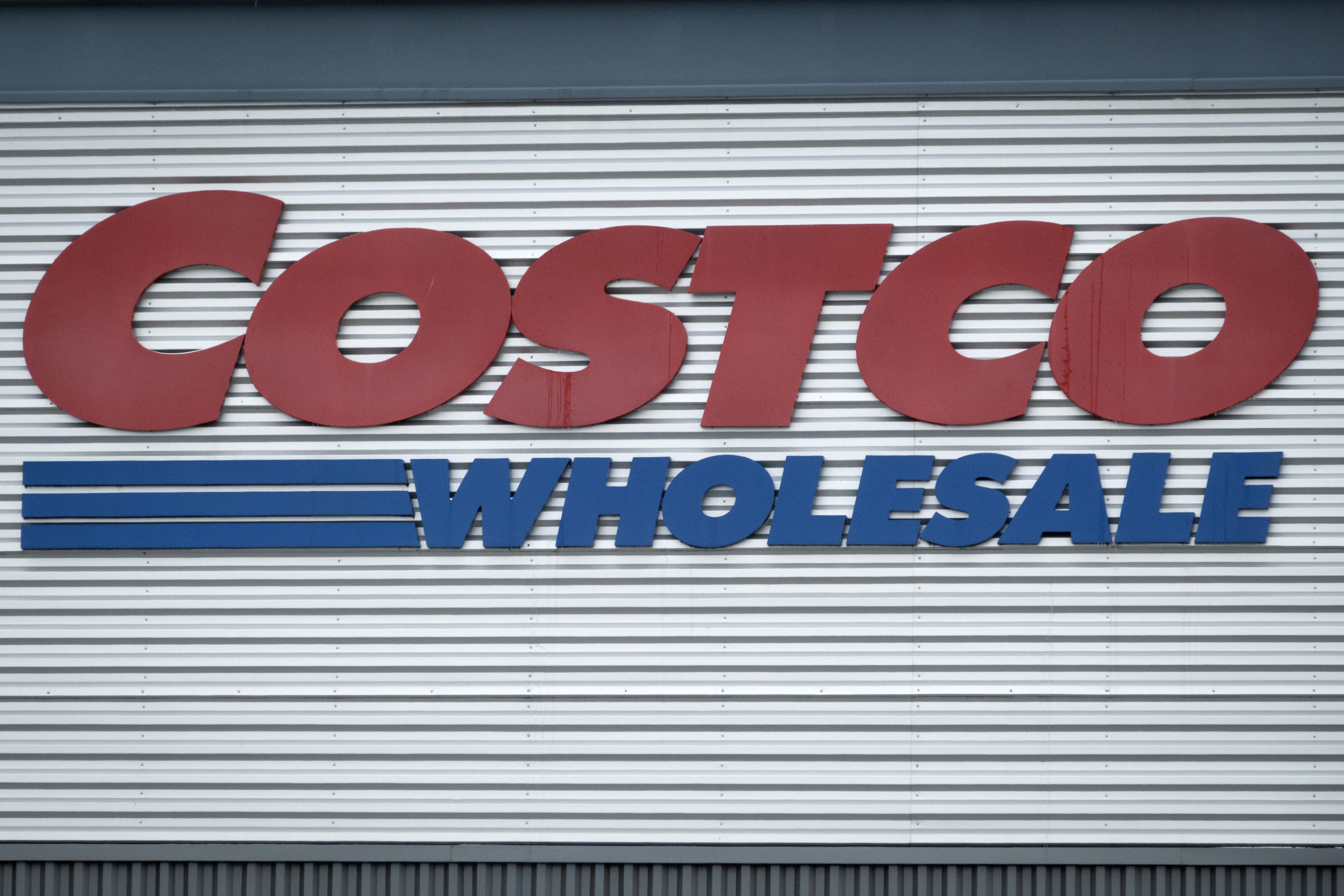 倉儲式連鎖店Costco提供一些與汽車相關的服務與產品。圖為美國伊利諾州芝加哥一家Costco門市。 (Scott Olson/Getty Images)