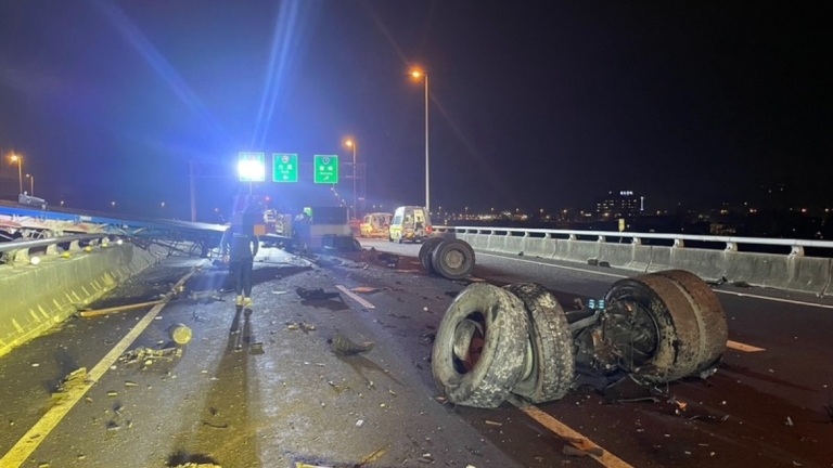 國3聯結車駕駛疑恍神撞分隔島 車頭墜橋釀1死1傷