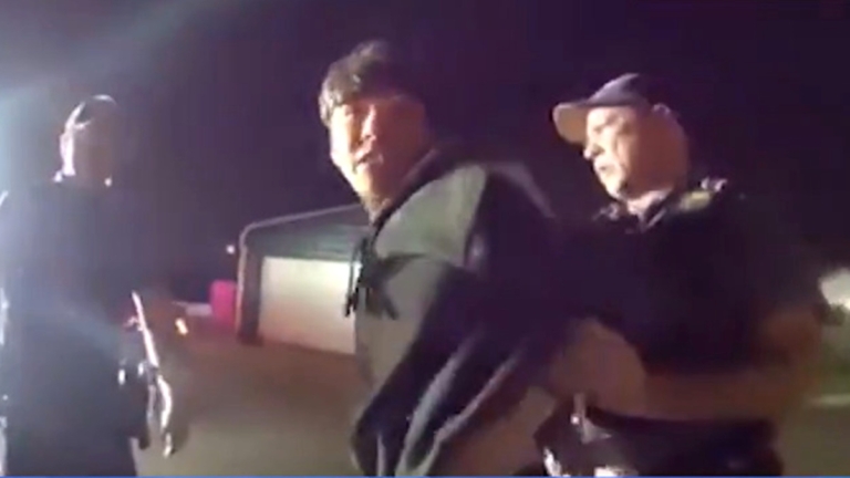 警察坐引擎蓋追凶 司機驚呼：你們總這麼刺激嗎