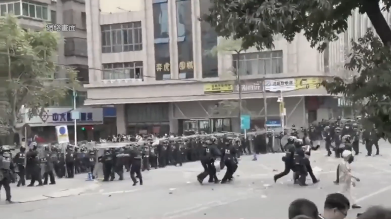 廣東爆大規模抗議 民眾石頭反擊防暴警察
