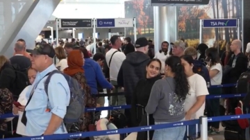 休斯顿布什机场春假旅客长时间排队