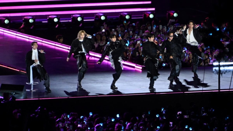 BTS光化門10年回歸開唱 獻新歌全球首演舞台