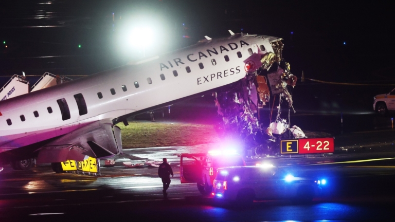 加航快捷客機抵紐約撞消防車 正副機長罹難