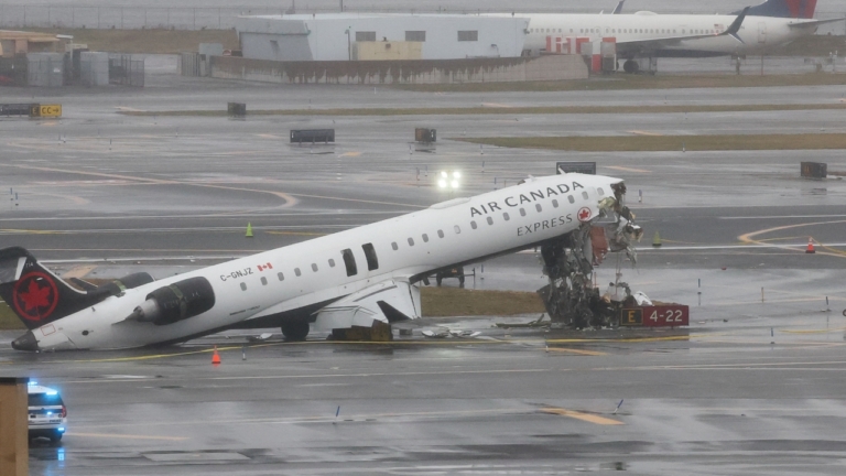 客機與消防車相撞 機頭整截切斷兩飛行員身亡