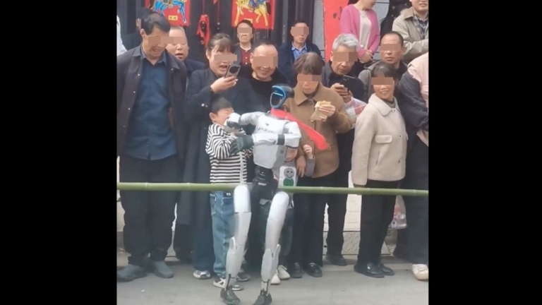 中國機器人表演揮臂掌摑觀眾 小男孩嚇懵（視頻）