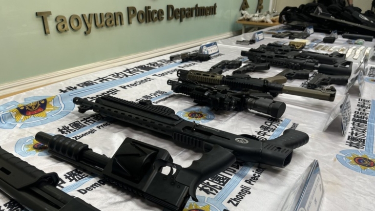 桃警破獲幫派軍火庫 衝鋒槍、霰彈槍險流入市面