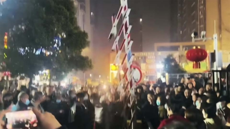 傳武漢上千業主集體對抗物業 連拆6個收費杆