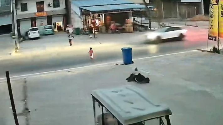 生死瞬間！中國女童突衝馬路 兩車疾馳擦身而過（視頻）