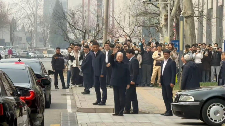 敏感時刻 網絡熱傳溫家寶在北京公開現身照片