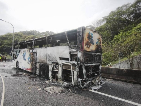 國1桃園路段遊覽車起火 25人逃生1人送醫