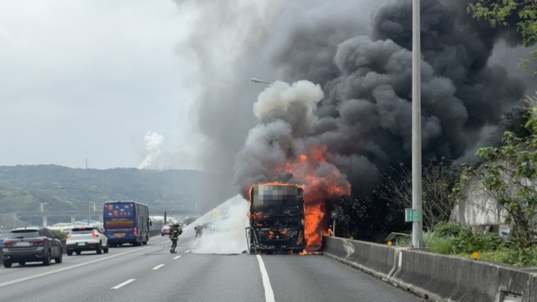 國1桃園路段遊覽車起火 25人逃生1人送醫
