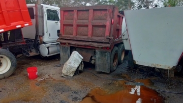 机油废水倒入水沟 店主被控污染水源重罪