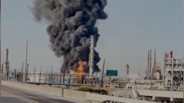 德州海岸大型炼油厂爆炸 浓烟滚滚 火焰冲天