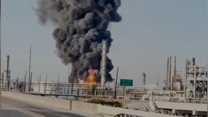 德州海岸大型煉油廠爆炸 濃煙滾滾 火焰沖天