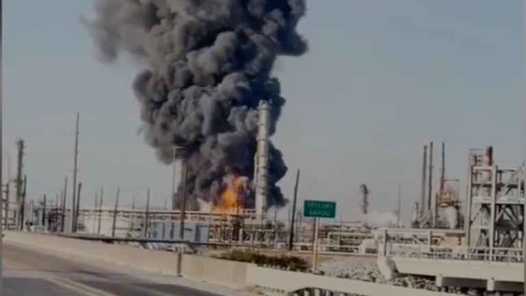 德州海岸大型煉油廠爆炸 濃煙滾滾 火焰沖天