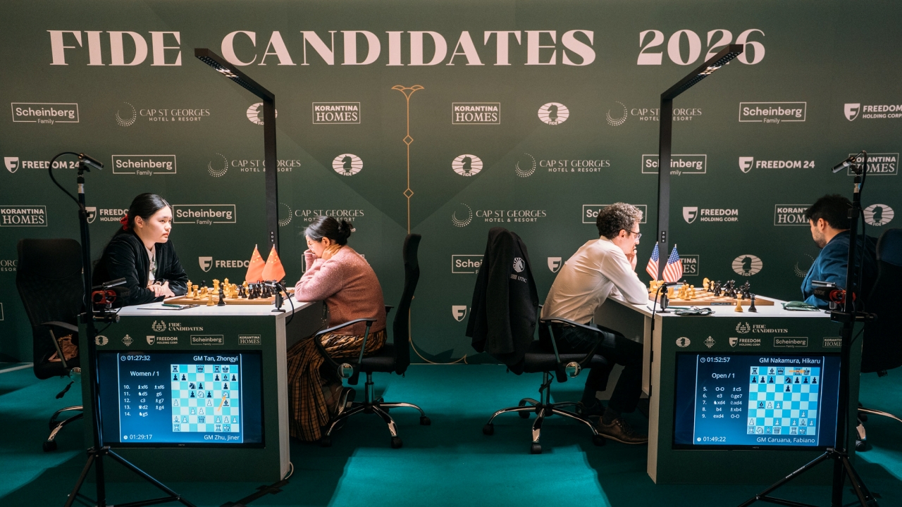 3月29日,2026年國際棋聯候選人賽在塞浦路斯Cap St. Georges度假村舉行了首輪激戰,其中有兩場重量級對決——朱錦爾vs.譚中怡(左),卡魯阿納vs.中村光(右)。(FIDE提供)