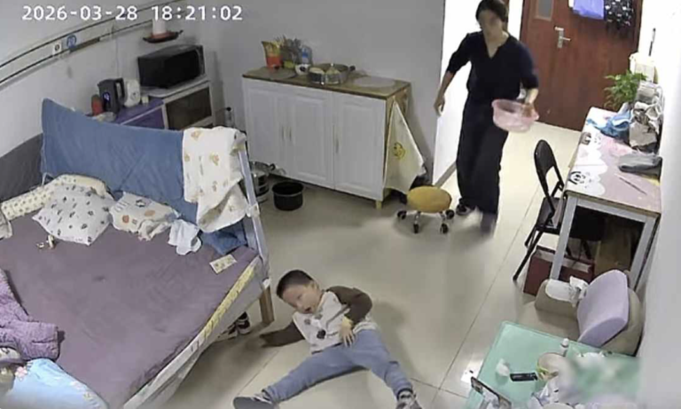 安徽5歲癱瘓男孩突然站立行走 母親驚呆
