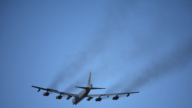 美國空軍B-52轟炸機在加州起飛後墜毀