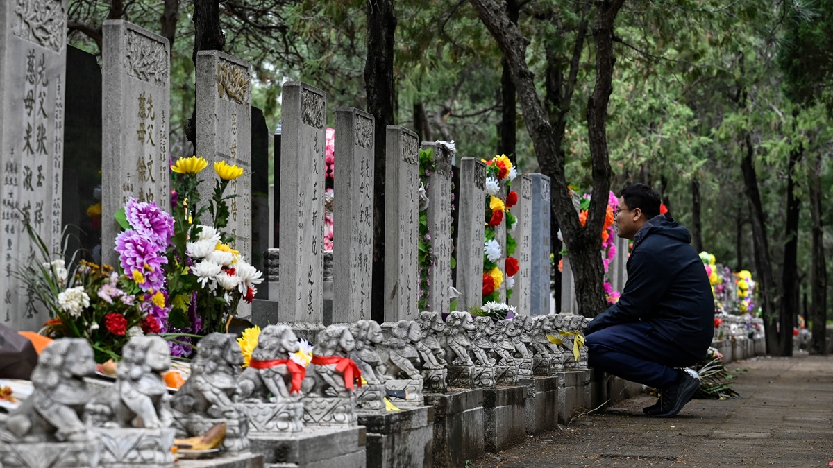 【禁闻】中共修法禁「骨灰房」财政枯竭盯死人钱?