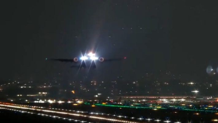 飛機引擎突然噴火 目睹火焰狂舞乘客尖叫驚呆