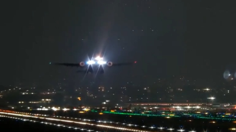 飛機引擎突然噴火 目睹火焰狂舞乘客尖叫驚呆