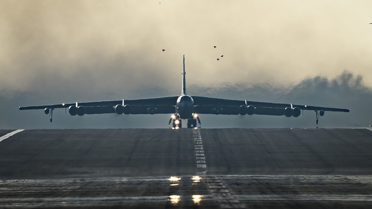 B-52轟炸機首次部署伊朗上空 布什號前進中東