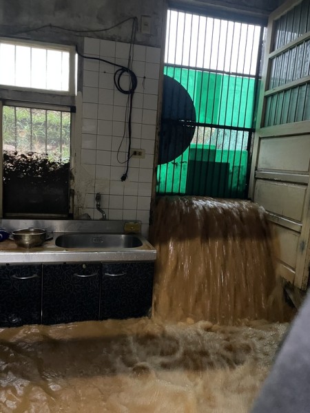 雷雨夜炸苗栗 多處淹水泥流灌民宅 泰安鄉停班課(組圖)