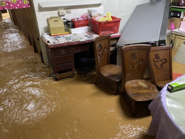 雷雨夜炸苗栗 多處淹水泥流灌民宅 泰安鄉停班課(組圖)