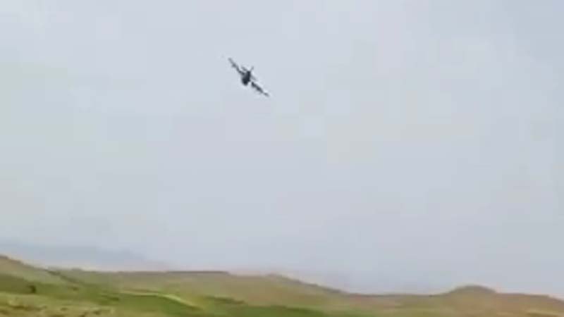 2026年4月3日,美國救援飛機低空飛行搜救飛行員,地面上的伊朗軍人開槍射擊。(網絡視頻截圖)