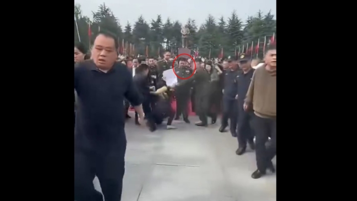 毛新宇祭祖現意外 女子舉白紙衝上去被隨從拖走（視頻）