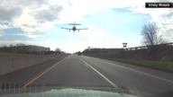 復活節驚魂:小飛機突然從天而降 高速路飆車