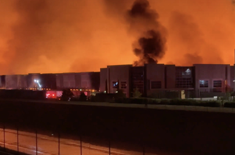 加州安大略市突發6級大火 疑人為縱火