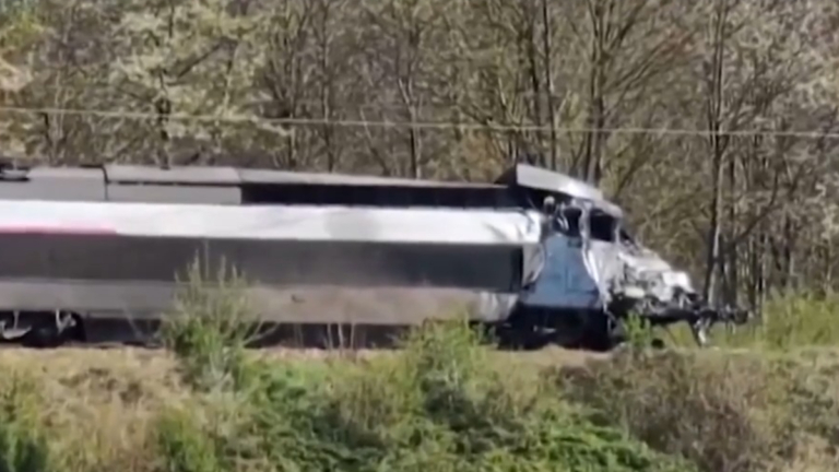 法國火車與運載軍用設備卡車相撞 1死16傷