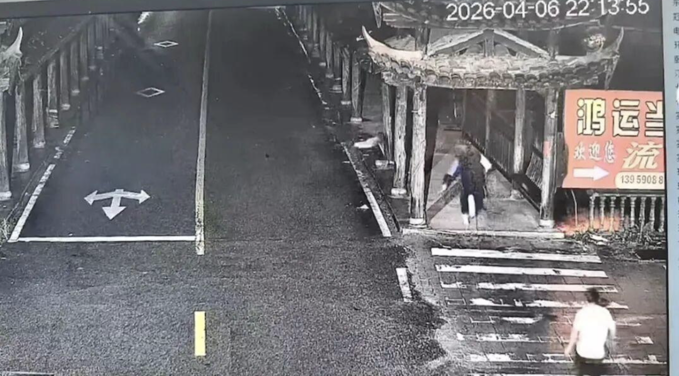 近日,福建一名女子駕車不幸墜河,導致車內5人遇難。(事發現場監控視頻)