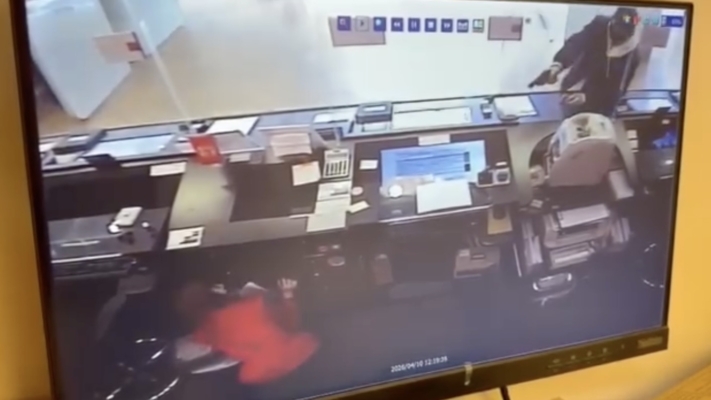 大陸男子持氣槍搶香港銀行 2小時後落網（視頻）
