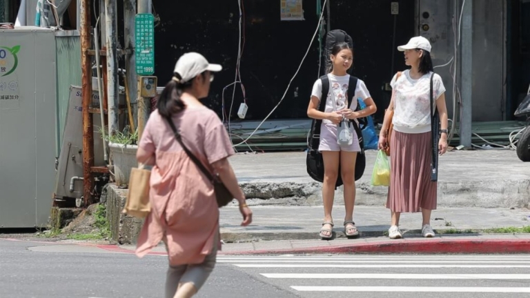 颱風辛樂克轉強颱 距離台灣很遙遠