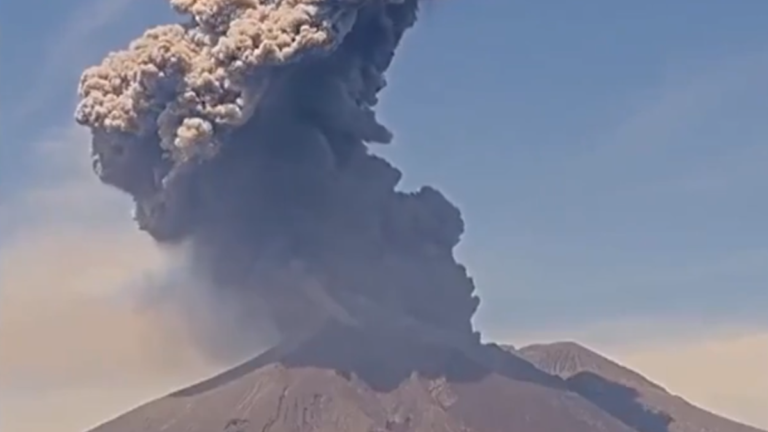 日本櫻島火山爆發 火山灰衝3400米高空