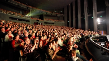 神韵菲森周末售罄 观众购书想了解大法