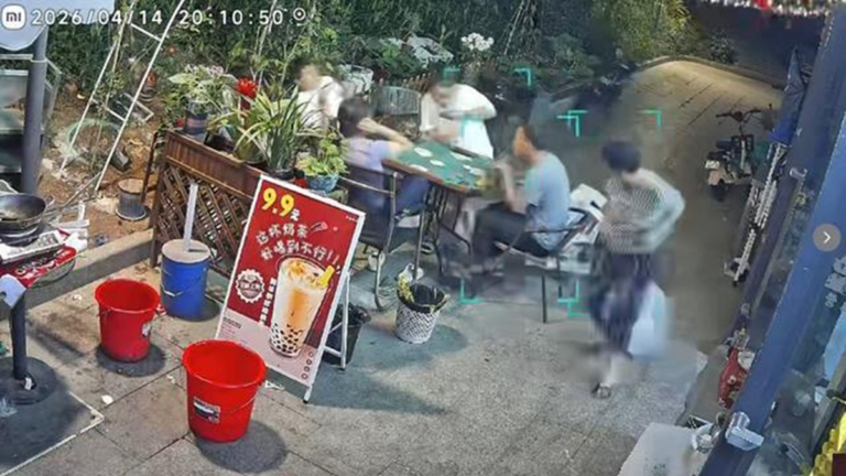 空調外機墜落瞬間 大媽神奇反應逃過一劫（視頻）