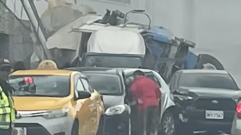 新北砂石車翻覆 釀8車事故7人送醫