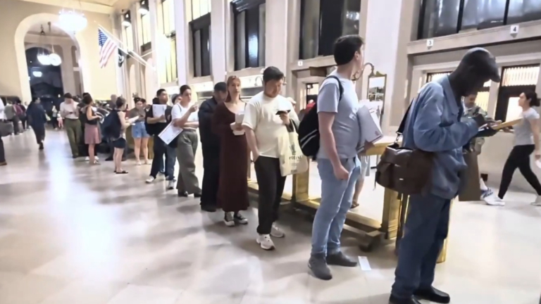 美國報稅日最後一刻 郵局人潮承載舊時記憶